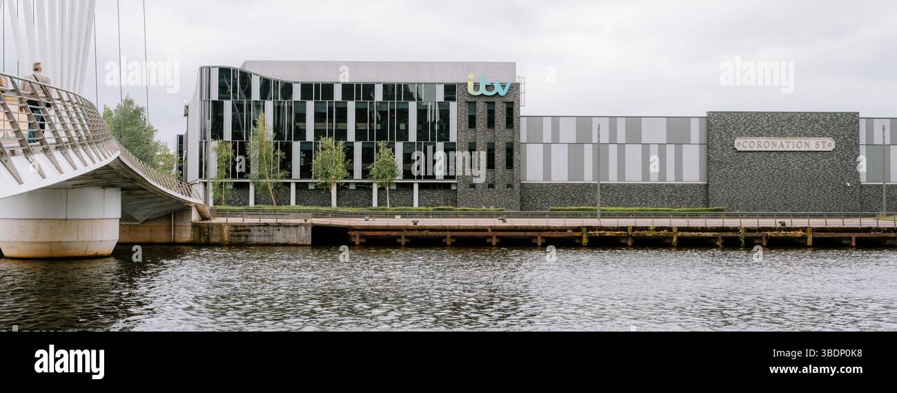 Salford, Manchester, Großbritannien, 24.05.2025: Modernes ITV-Studio am Fluss mit elegantem Design und lebhaften Reflexen. Stockfoto