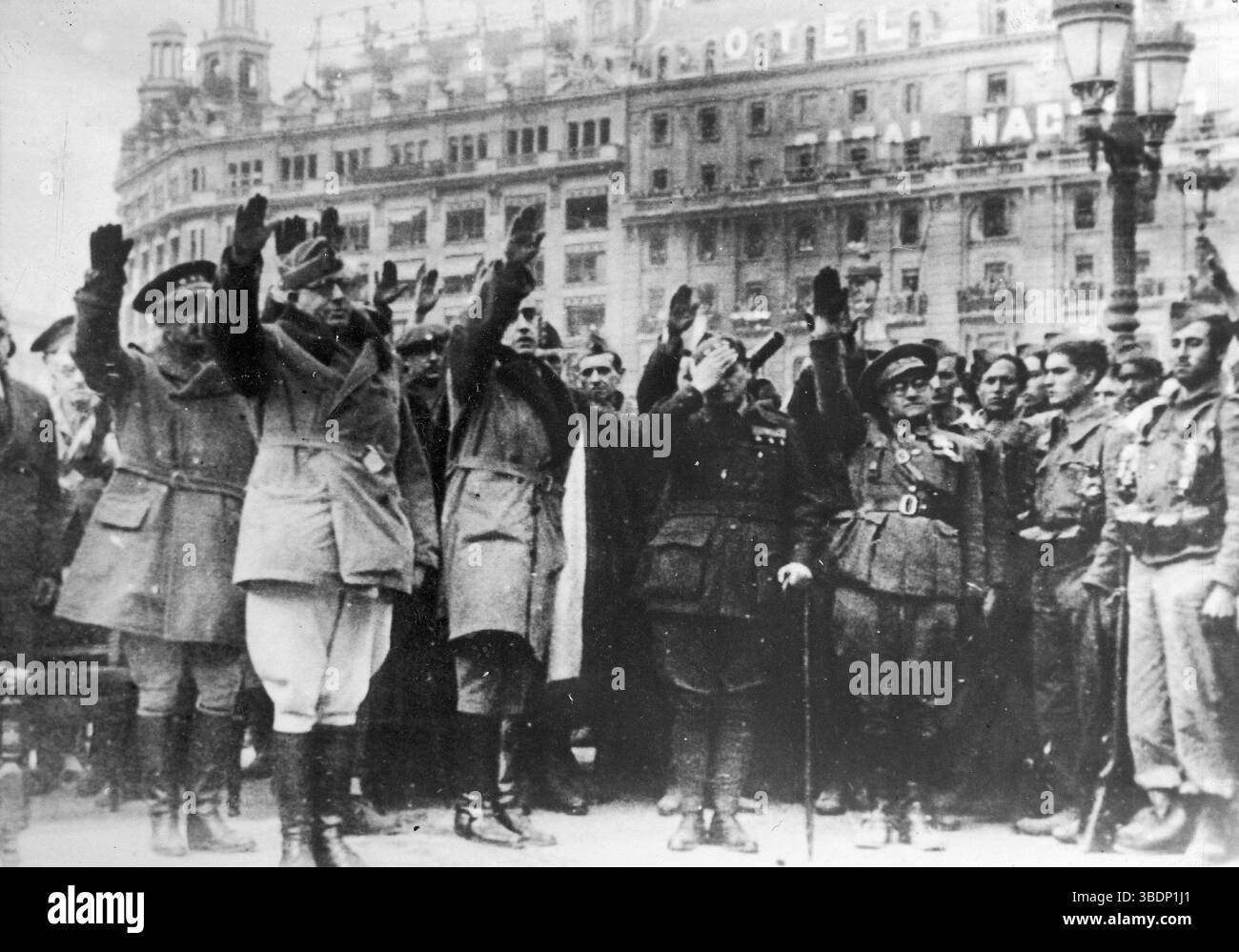 Bürgerkrieg Spanien: 1939 Barcelona: Die Kommandeure der nationalen Streitkräfte erhalten eine Parade ihrer Truppen im eroberten Barcelona. Unter den Versammelten ist Juan Yague Blanco, 2. Von links. Archivfoto aus dem Spanischen Bürgerkrieg, 1930er Jahre Stockfoto