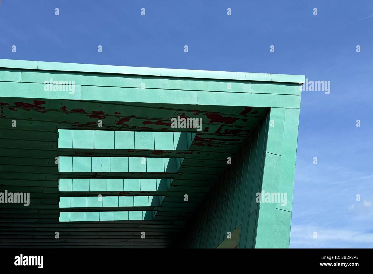 Abstrakt des Dachs von Bolton One (Teil der University of Greater Manchester) vor einem blauen Himmel Stockfoto