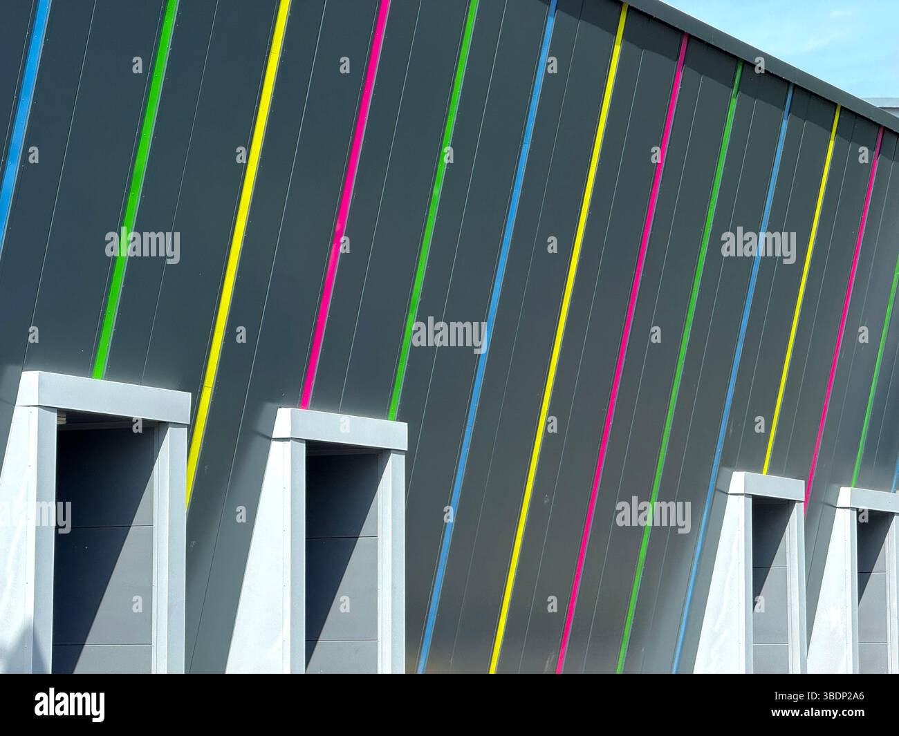 Abstrakte Türen und mehrfarbige Streifen auf dem Gebäude im Stadtzentrum von Bolton Stockfoto