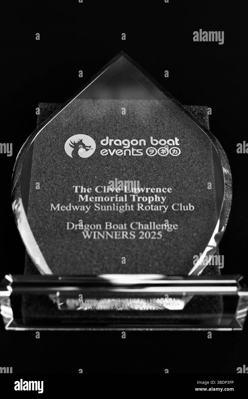 Medway Sunlight Rotary Club jährliches Dragon Boat and Food Festival in Chatham Maritime Marina, St Mary’s Island, Chatham, Kent 2025 Stockfoto