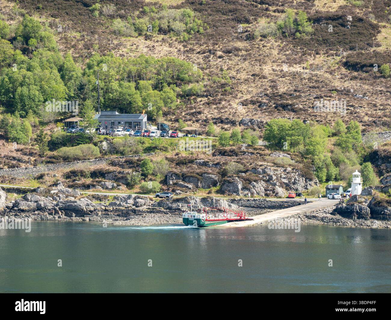 MV Glenachulish - die Glenelg - Kylerhea Skye Fähre überquert Kyle Rhea mit Glenelg Ferry Slipway und dem neuen Shore Station Cafe im Mai. Stockfoto
