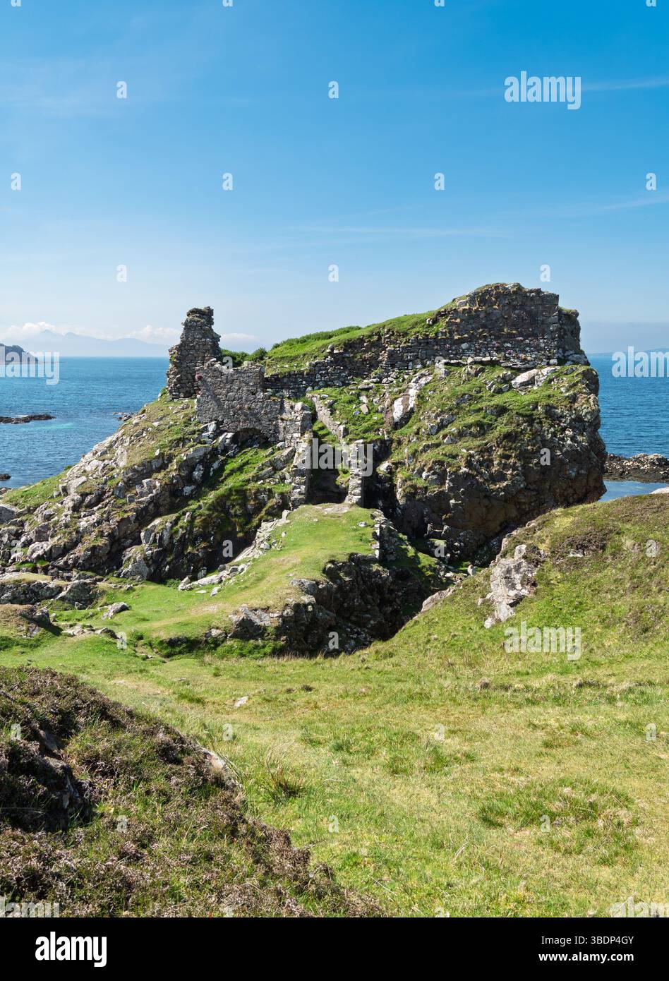 Die Ruinen eines schottischen Hügels/Vorgebirges von Dunscaith (Dun Scaich) Castle mit klarem blauem Himmel im Mai, Tokavaig, Isle of Skye, Schottland, Großbritannien. Stockfoto