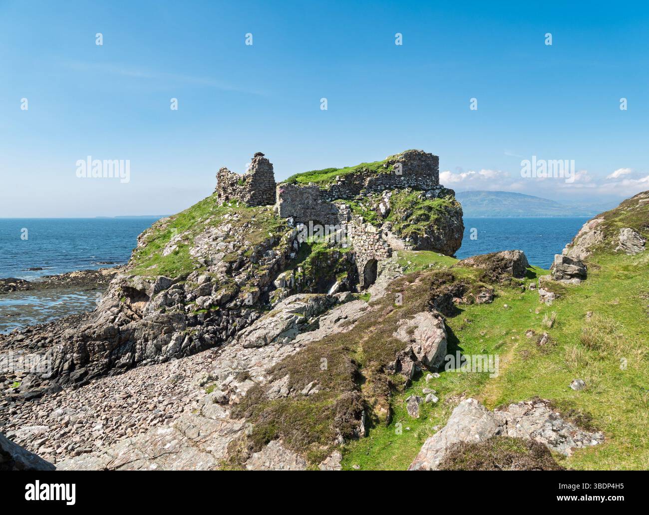 Die Ruinen eines schottischen Hügels/Vorgebirges von Dunscaith (Dun Scaich) Castle mit klarem blauem Himmel im Mai, Tokavaig, Isle of Skye, Schottland, Großbritannien. Stockfoto