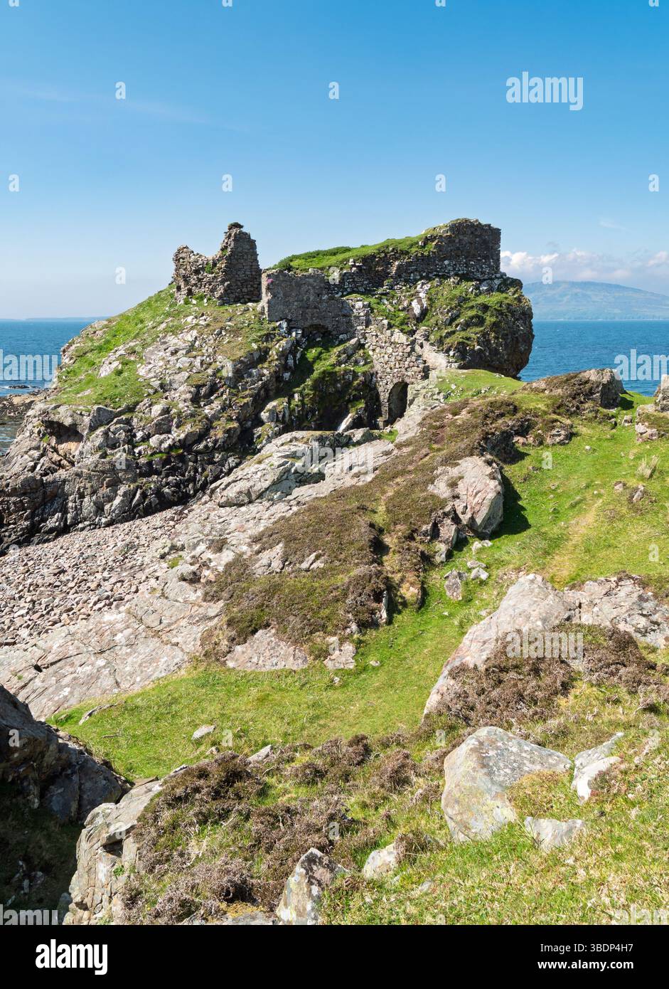 Die Ruinen eines schottischen Hügels/Vorgebirges von Dunscaith (Dun Scaich) Castle mit klarem blauem Himmel im Mai, Tokavaig, Isle of Skye, Schottland, Großbritannien. Stockfoto