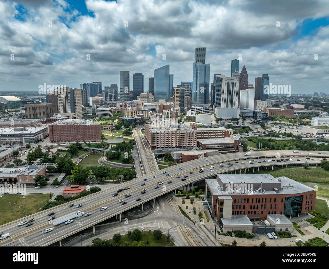 Aus der Vogelperspektive der University of Houston Downtown, akademische Wissenschaft, Technologie, Wellness-Erfolgsgebäude mit Wolkenkratzern Hintergrund Stockfoto