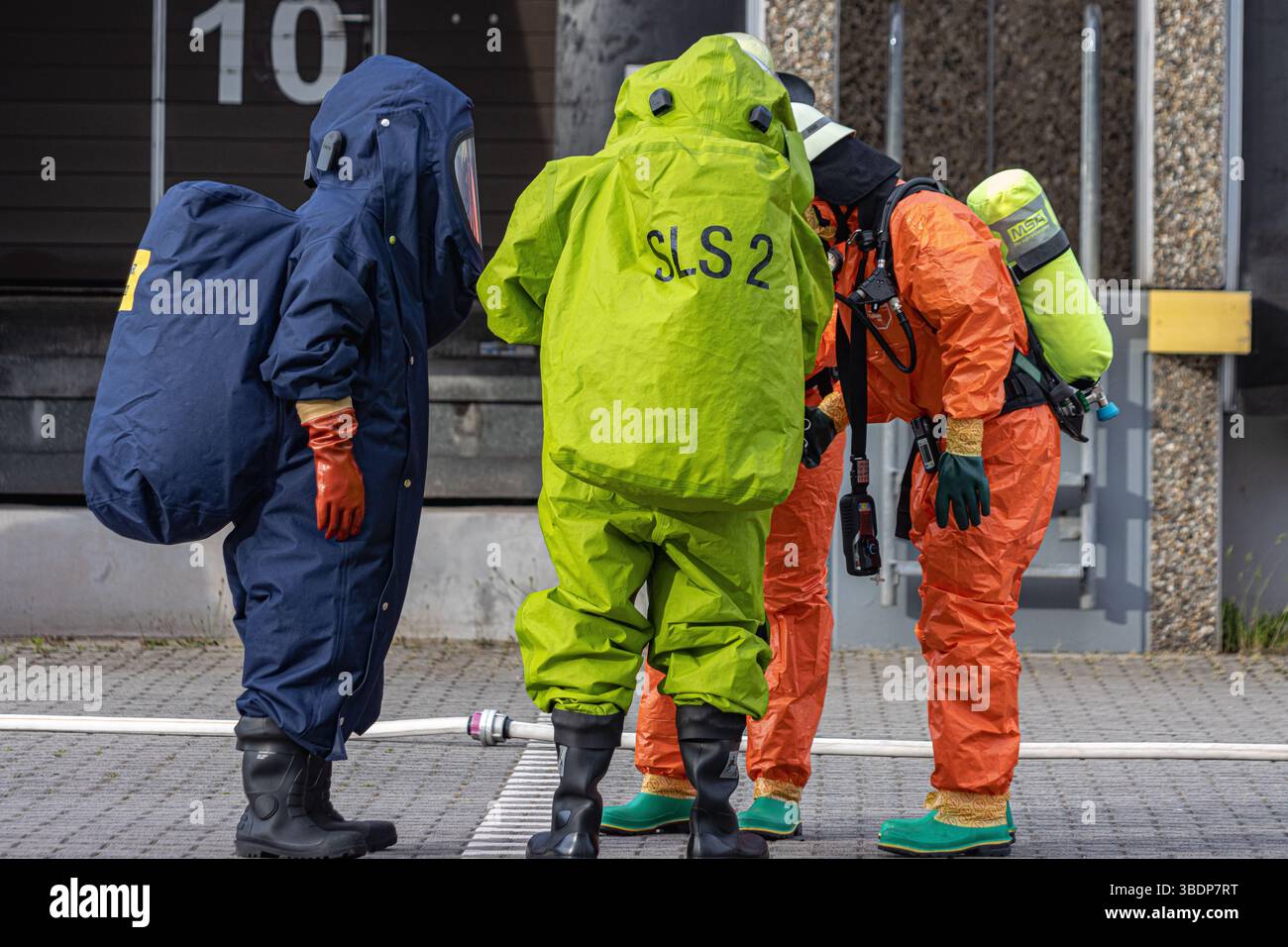 Groß angelegte Katastrophenbewältigungsübung der Feuerwehr mit Schwerpunkt auf CBRN-Verteidigung. Notfallteams trainieren realistische Szenarien mit Chemie, Bio Stockfoto