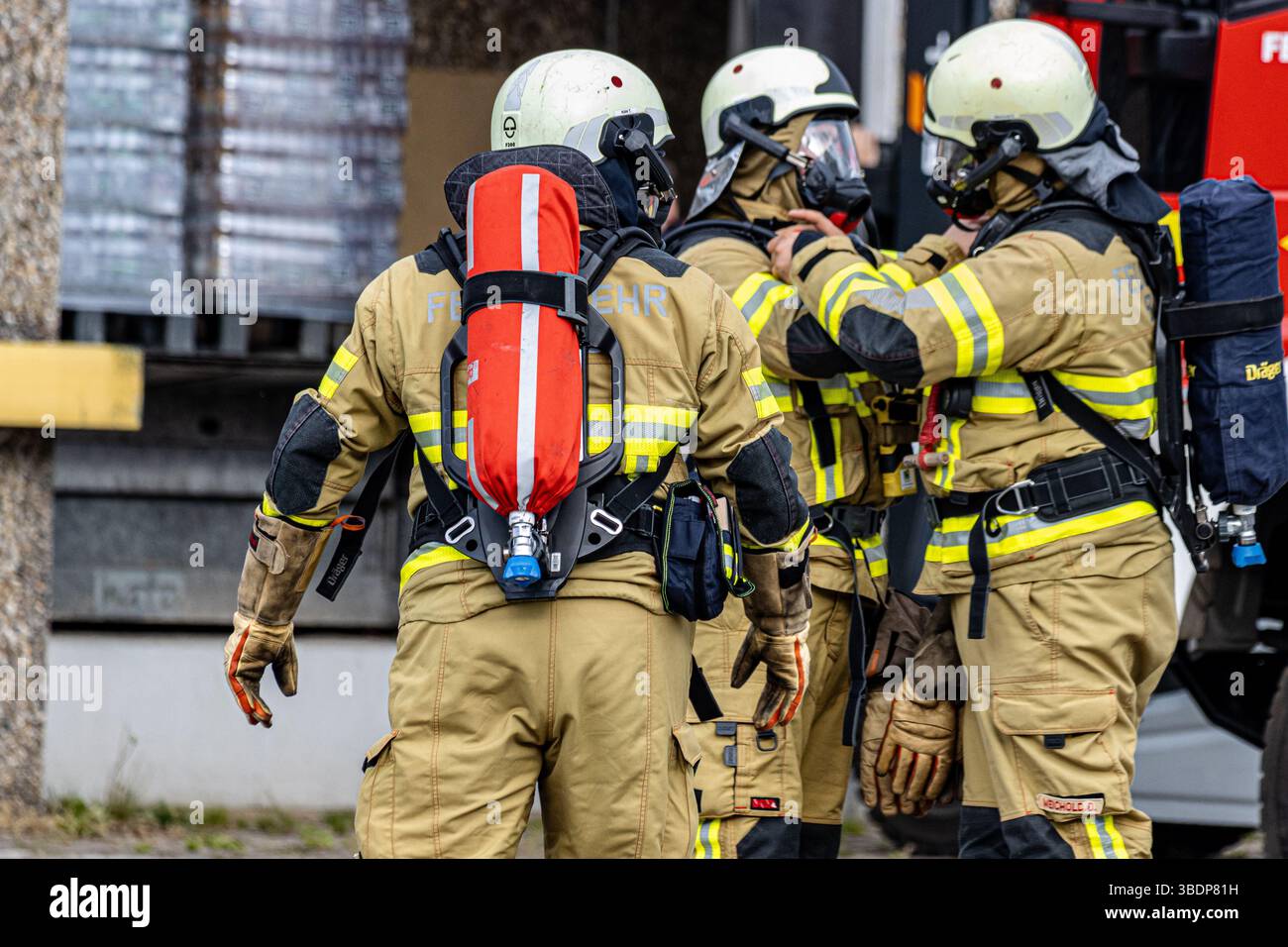 Groß angelegte Katastrophenbewältigungsübung der Feuerwehr mit Schwerpunkt auf CBRN-Verteidigung. Notfallteams trainieren realistische Szenarien mit Chemie, Bio Stockfoto