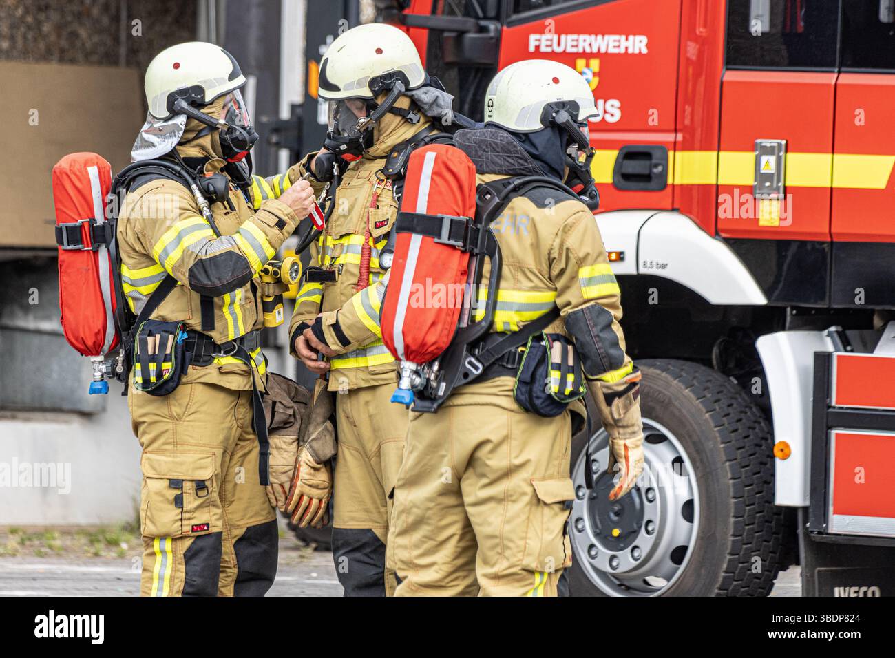 Groß angelegte Katastrophenbewältigungsübung der Feuerwehr mit Schwerpunkt auf CBRN-Verteidigung. Notfallteams trainieren realistische Szenarien mit Chemie, Bio Stockfoto