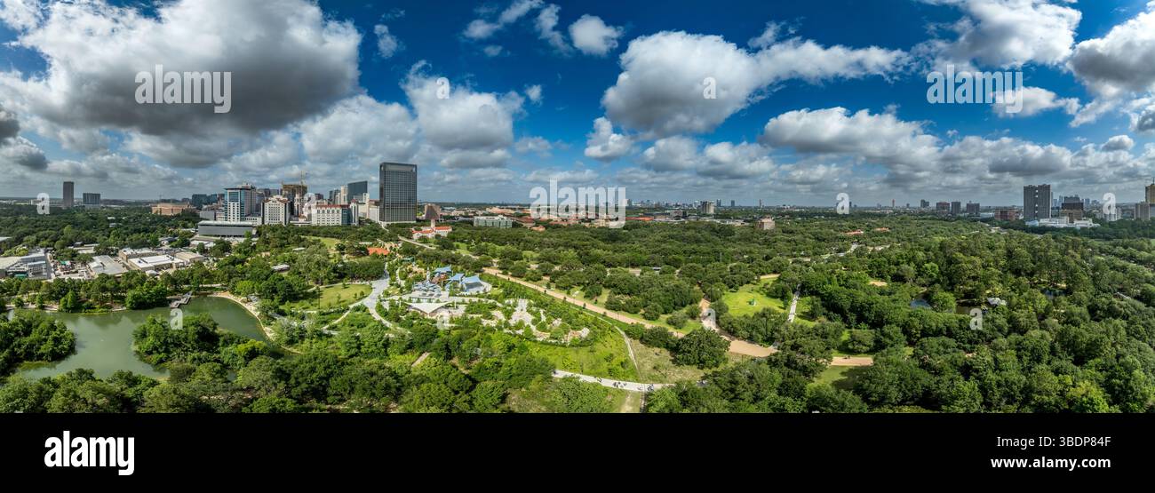Blick aus der Vogelperspektive auf den Hermann Park in Houston mit japanischem Garten, Zoo, Space Adventure Spielplatz Stockfoto