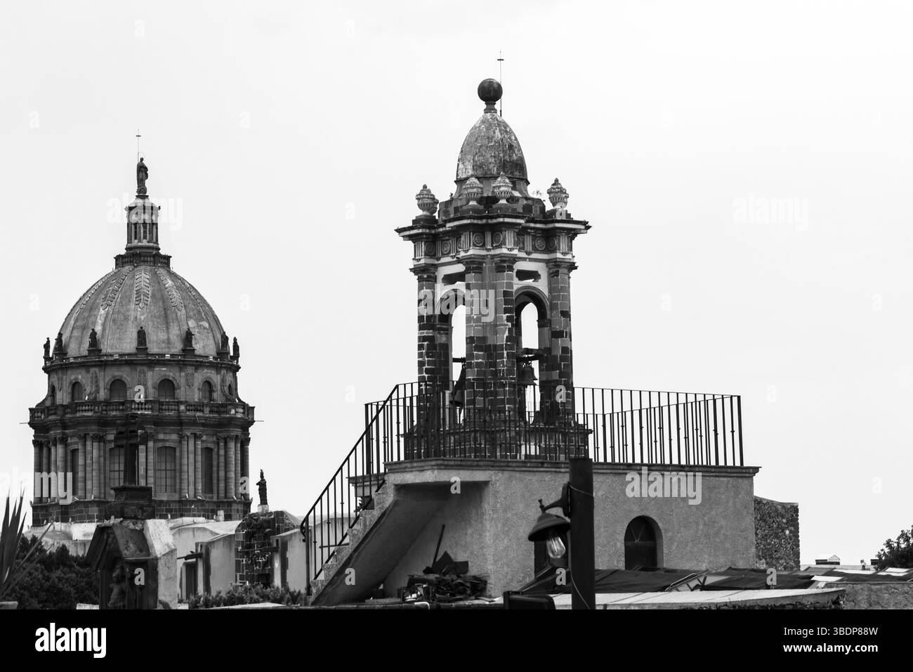 San Miguel de Allende, Mexiko - 28. Mai 2016: Eine Schwarzweißaufnahme der Architektur der Stadt, die ihren historischen Charme und ihre kulturelle Bedeutung zeigt Stockfoto