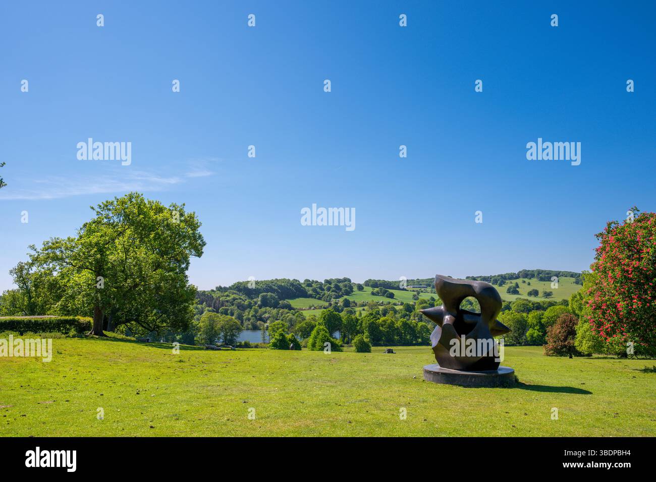 Skulptur mit dem Titel Large Spindle Piece (Bronze, 1968) von Henry Moore, Yorkshire Sculpture Park, West Bretton, Wakefield, West Yorkshire, England, Großbritannien Stockfoto