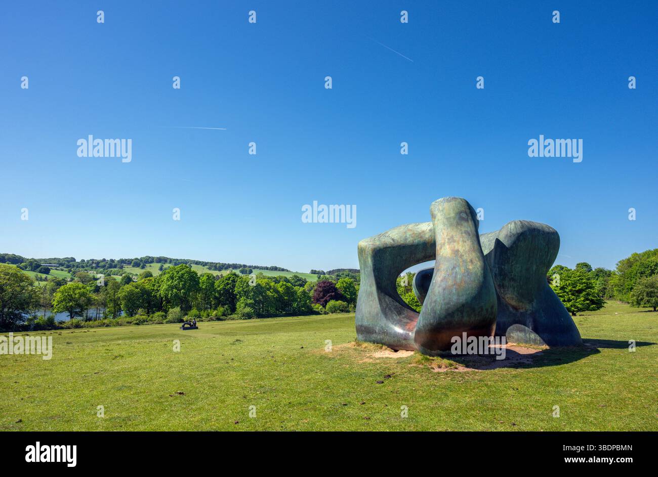 Large Two Forms (Bronze, 1966) von Henry Moore mit Blick auf den River Deame und Bretton Lakes, Yorkshire Sculpture Park, West Bretton, Wakefield, We Stockfoto
