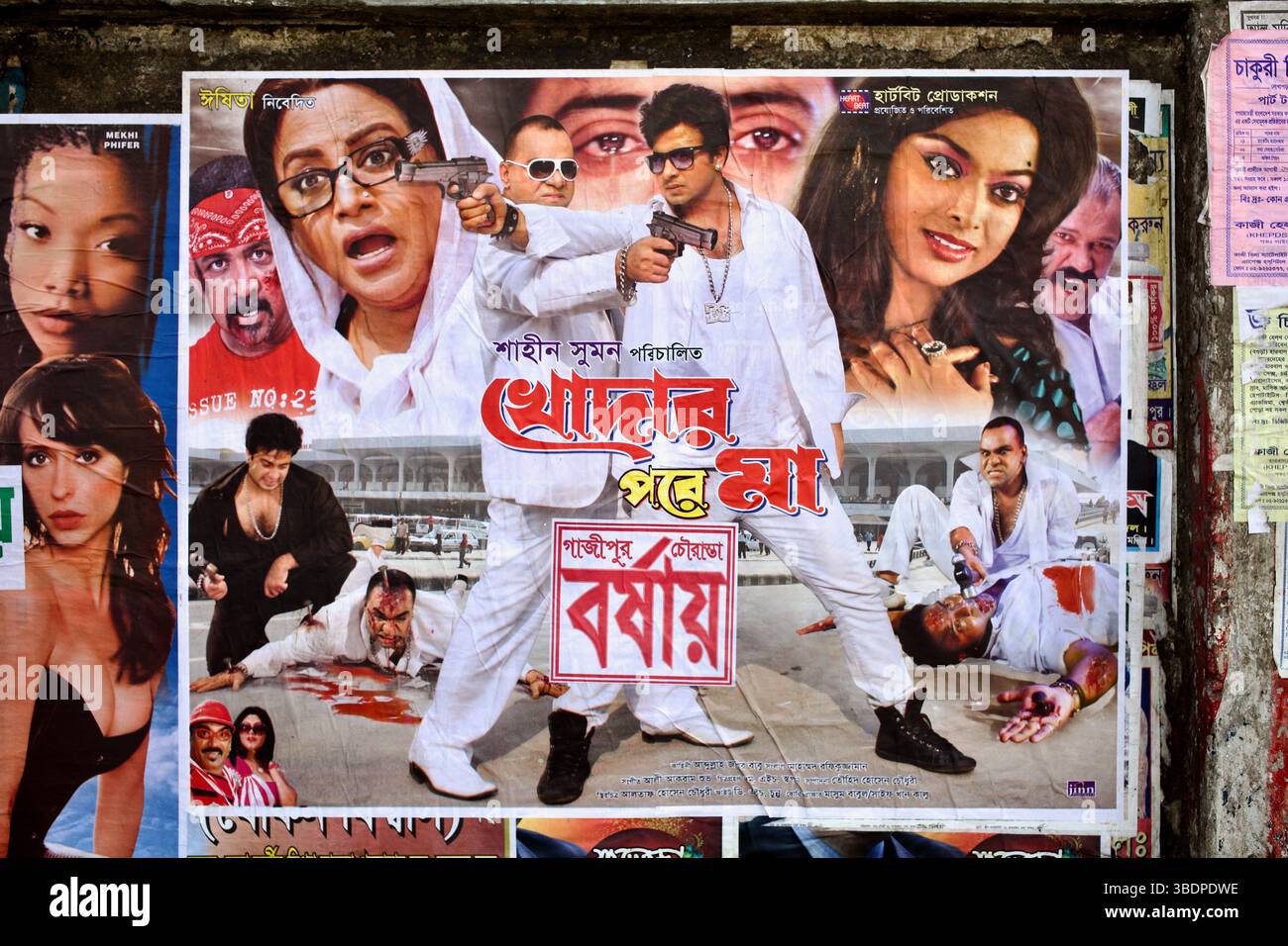 Das Dhallywood-Aktionsposter für Khonchar Pore Ma, das in Gazipur eingeklebt wurde, verbindet Gewalt, Melodrama und hypermaskulines Spektakel an einer öffentlichen Wand. Stockfoto