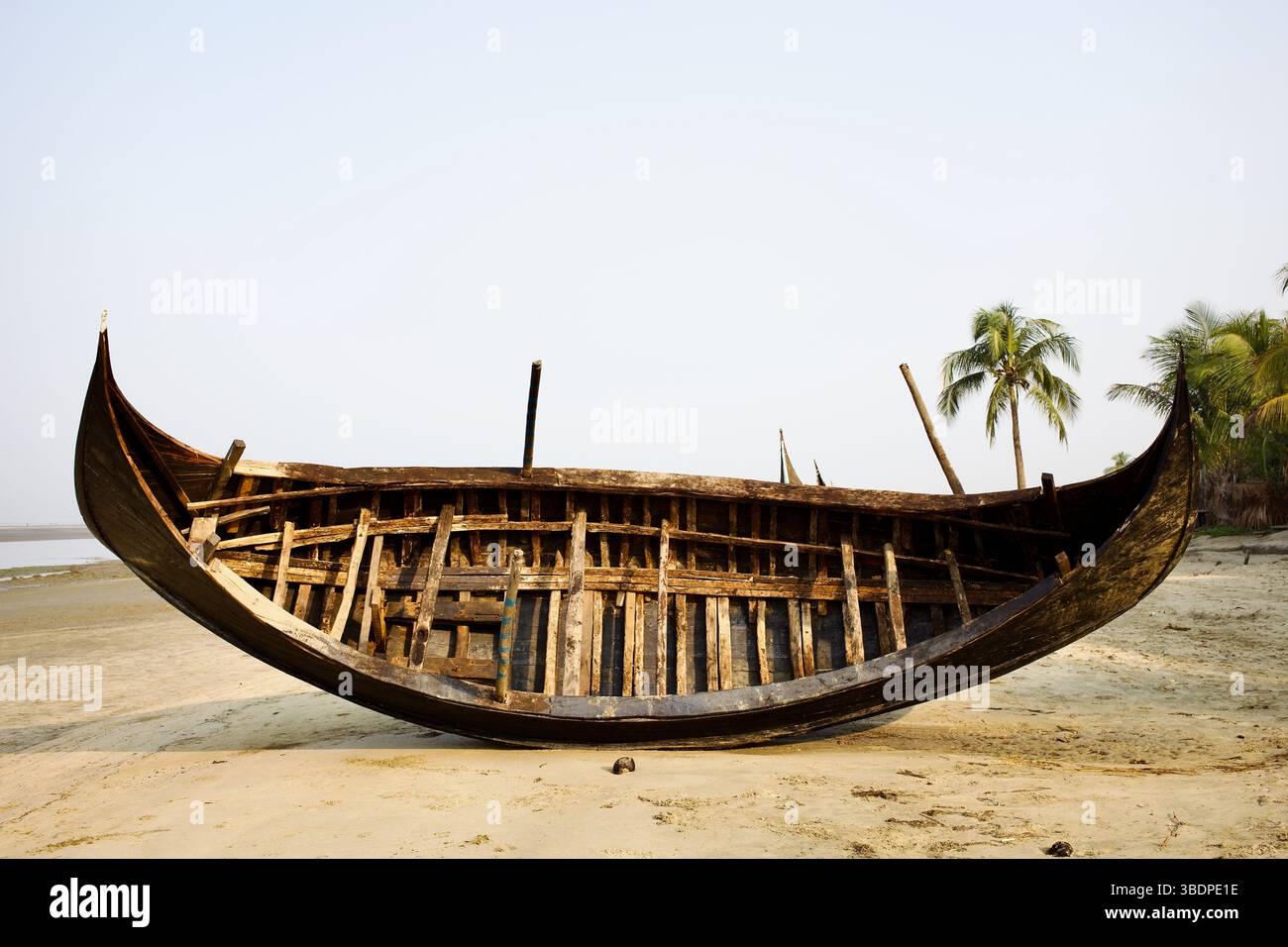 Das Sampanboot am Strand von Reju Khal wird repariert, wobei die komplizierten Holzrahmen und die traditionellen Bootsbaumethoden freigelegt werden. Stockfoto