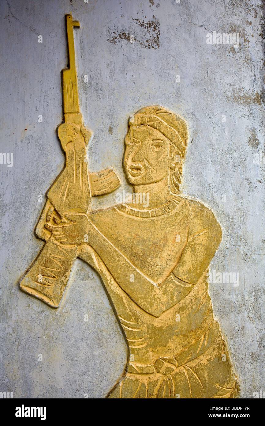 Mauerrelief eines Mukti Bahini Freiheitskämpfers mit einem Gewehr in Baliati Jamidar Bari in Manikganj, Bangladesch. Stockfoto
