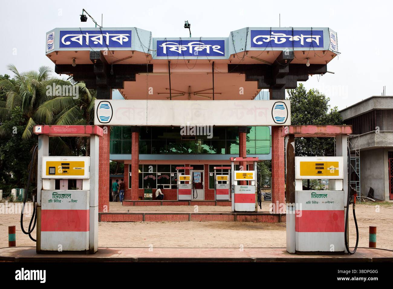 Borak Tankstelle an der Autobahn N5 in Kalampur, Bangladesch, mit Dieselpumpen und moderner Fassade für den Fernverkehr und lokale Pendler. Stockfoto