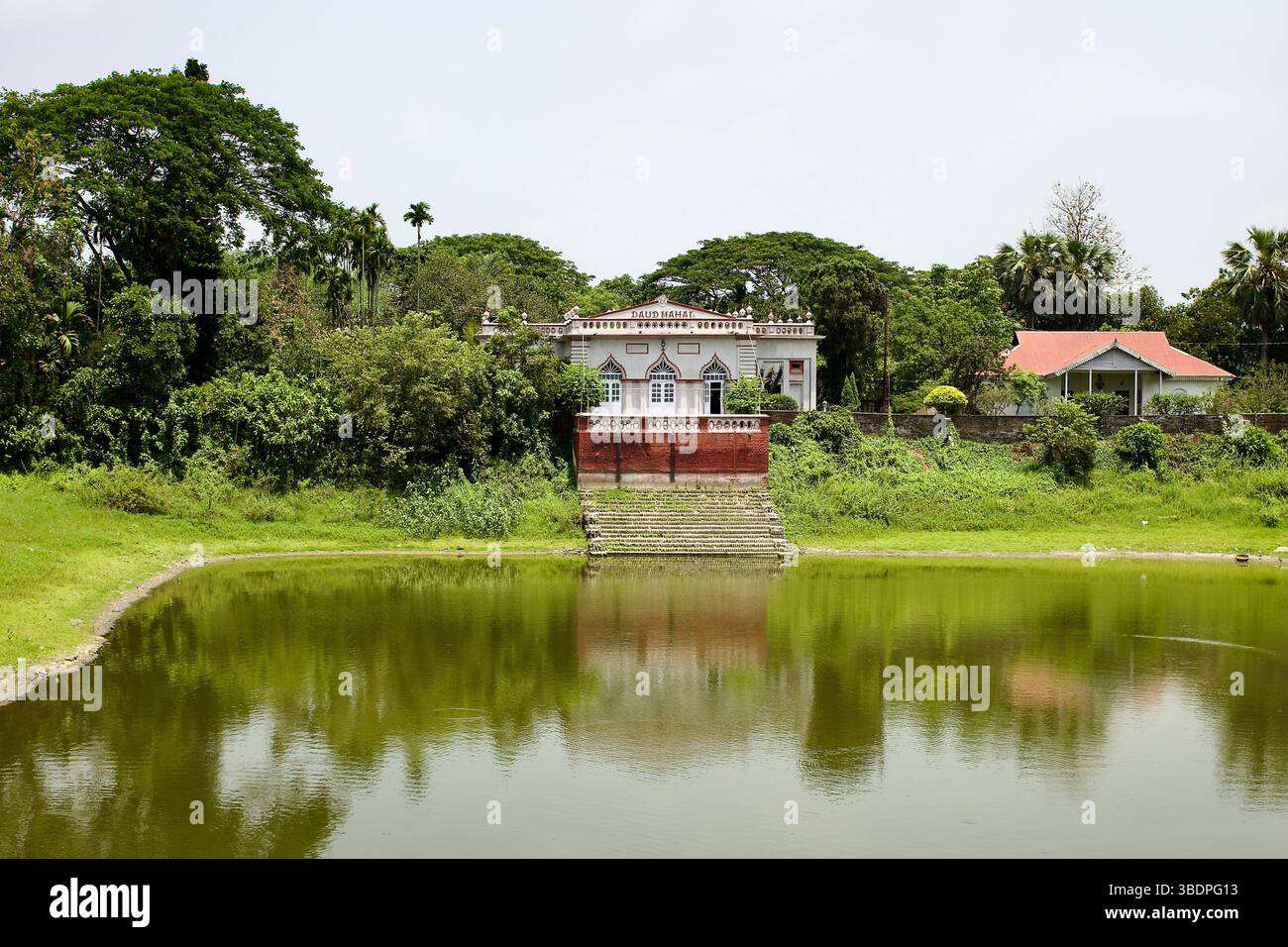 Daud Mahal und der angrenzende Teich innerhalb des Anwesens Karatia Zamindar, einer ehemaligen aristokratischen Residenz inmitten von dichtem Grün in Tangail, Bangladesch. Stockfoto