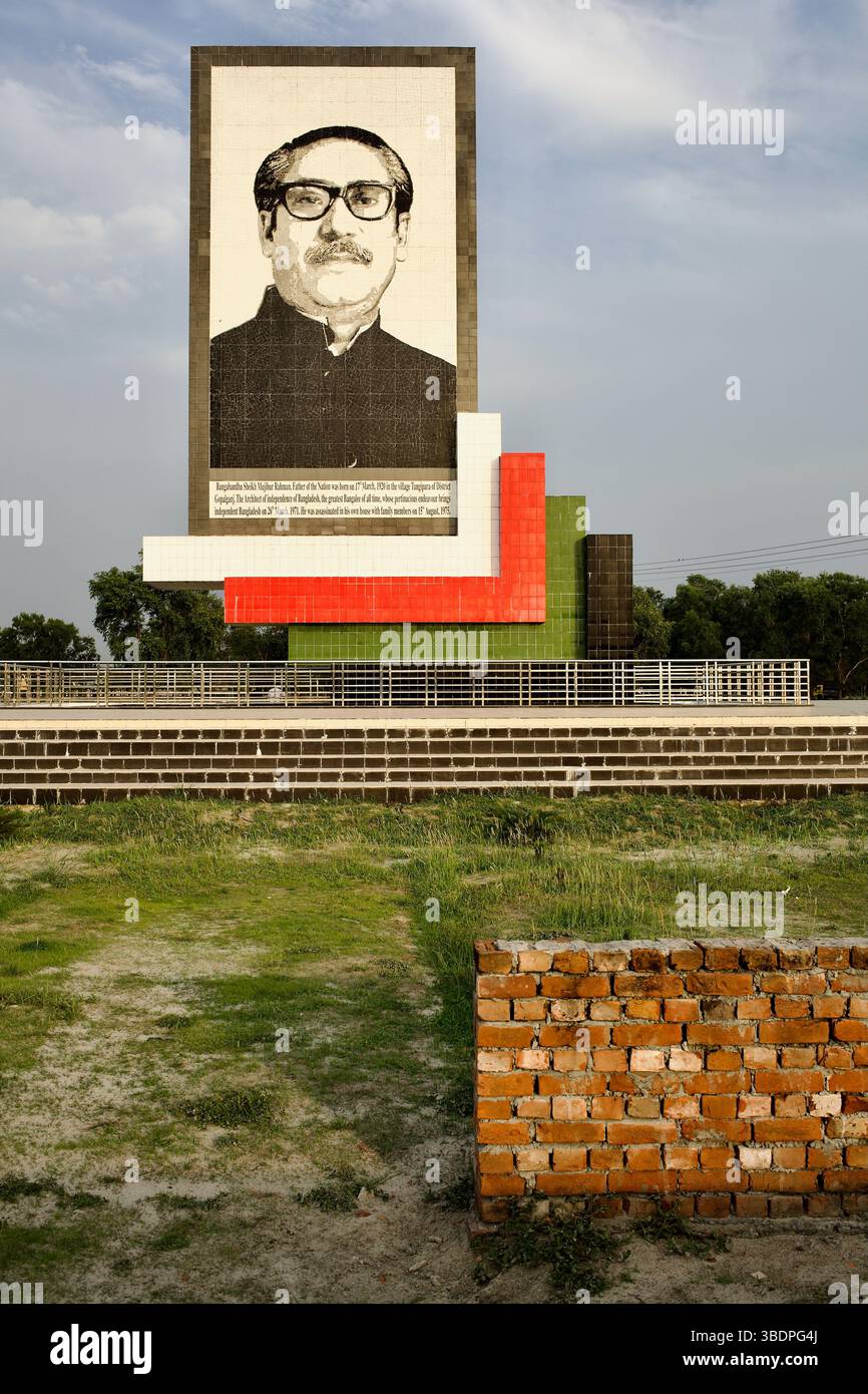 Bangabandhu Memorial Monument in der Nähe der Jamuna Bridge in Tangail, das Sheikh Mujibur Rahman mit einem großen Mosaikporträt und einem historischen Zitat ehrt. Stockfoto
