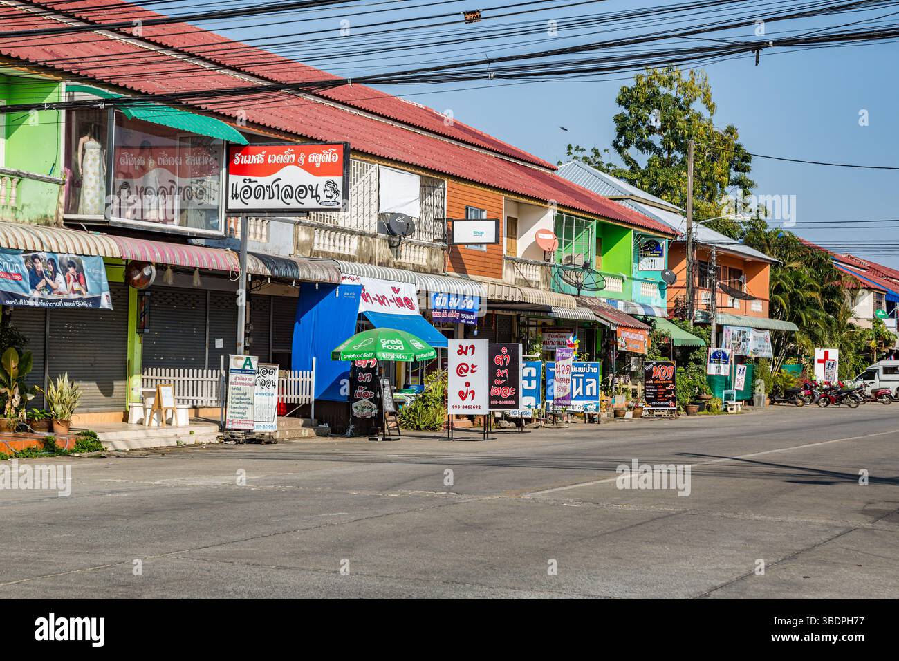 Einzelhandelsunternehmen entlang der Straße in Chiang Rai, Thailand Stockfoto