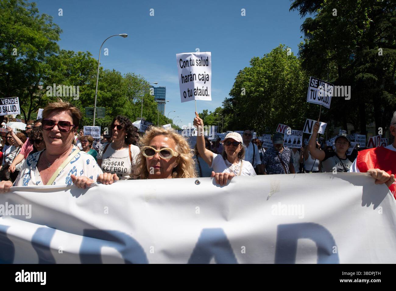 Madrid, Gemeinschaft Madrid, Spanien. Mai 2025. Die Demonstranten warnen vor der Privatisierung des Gesundheitswesens und fordern den Schutz des öffentlichen Systems und einen fairen Zugang für alle. Quelle: Michele Parisato/ZUMA Press Wire/ZUMA Wire/Alamy Live News Stockfoto