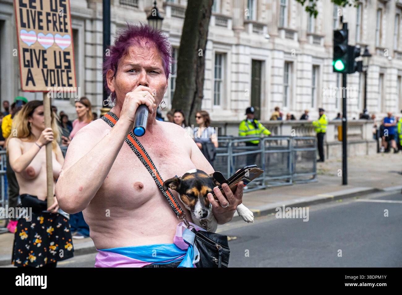 London, England, Großbritannien. Mai 2025. London, Vereinigtes Königreich, 25. Mai 2025. Sara Jane Baker, Transprisoners Alliance, führt den Weg für einen STAND, steht für Trans Rights, protestiert. Die heutige Demo verbürgt sich für Einbeziehung und Sichtbarkeit gegen die Unterdrückung der Transpeople in Großbritannien und durchquert das Londoner Stadtzentrum vom Marble Arch bis zur White Hall. Da der Einfluss amerikanischer Anti-Trans-Lobbys auf die britische Politik von Tag zu Tag stärker wird, finden an diesem Wochenende im ganzen Vereinigten Königreich zahlreiche Proteste gegen Transrechte statt. Heute ist auch der Jahrestag von Alice Litmans Tod durch Stockfoto