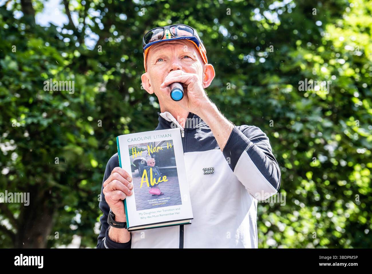 London, England, Großbritannien. Mai 2025. London, Vereinigtes Königreich, 25. Mai 2025. Alice Litmans Onkel schließt sich einer Trans-Rechte-Proteste an, die für Einbeziehung und Sichtbarkeit bürgt.heute ist auch der Jahrestag von Alices Tod durch Selbstmord. Im Alter von 20 Jahren hatte sie bereits fast drei Jahre auf ihren ersten Termin in einer Geschlechtsidentitätsklinik gewartet. (Kreditbild: © Sabrina Merolla/ZUMA Press Wire) NUR REDAKTIONELLE VERWENDUNG! Nicht für kommerzielle ZWECKE! Stockfoto