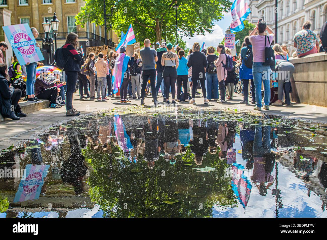 London, England, Großbritannien. Mai 2025. London, Vereinigtes Königreich, 25. Mai 2025. STAND, Standing for Trans Rights, Protest, bürgen für Inklusion und Sichtbarkeit gegen die Unterdrückung von Transpeople in Großbritannien, durchquert London City Centre vom Marble Arch bis zur White Hall. Da der Einfluss amerikanischer Anti-Trans-Lobbys auf die britische Politik von Tag zu Tag stärker wird, finden an diesem Wochenende im ganzen Vereinigten Königreich zahlreiche Proteste gegen Transrechte statt. Heute ist auch der Jahrestag von Alice Litmans Tod durch Selbstmord. Im Alter von 20 Jahren hatte sie bereits fast drei Jahre auf die nächste Woche gewartet Stockfoto