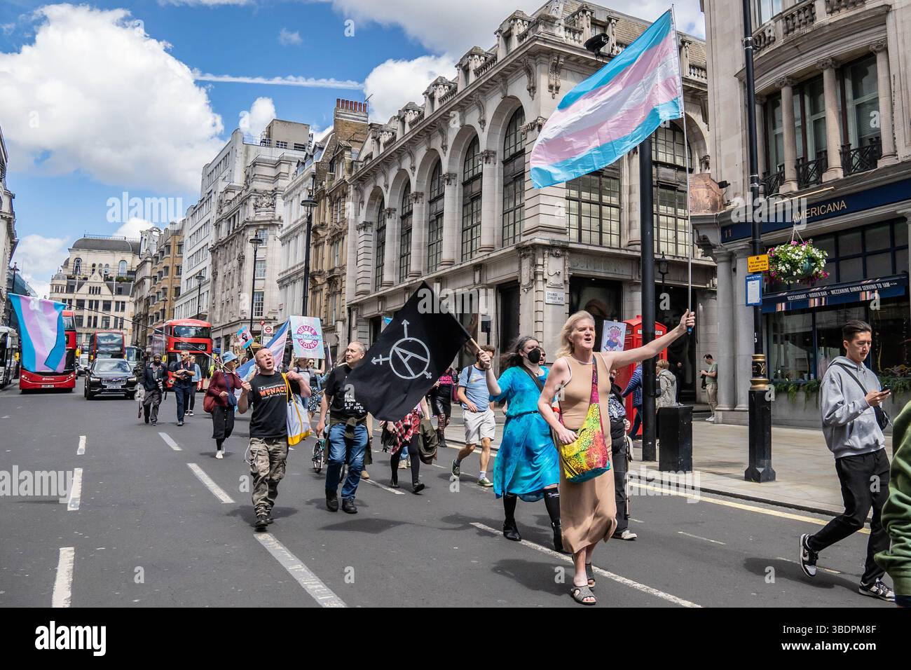 London, England, Großbritannien. Mai 2025. London, Vereinigtes Königreich, 25. Mai 2025. STAND, Standing for Trans Rights, Protest, bürgen für Inklusion und Sichtbarkeit gegen die Unterdrückung von Transpeople in Großbritannien, durchquert London City Centre vom Marble Arch bis zur White Hall. Da der Einfluss amerikanischer Anti-Trans-Lobbys auf die britische Politik von Tag zu Tag stärker wird, finden an diesem Wochenende im ganzen Vereinigten Königreich zahlreiche Proteste gegen Transrechte statt. Heute ist auch der Jahrestag von Alice Litmans Tod durch Selbstmord. Im Alter von 20 Jahren hatte sie bereits fast drei Jahre auf die nächste Woche gewartet Stockfoto
