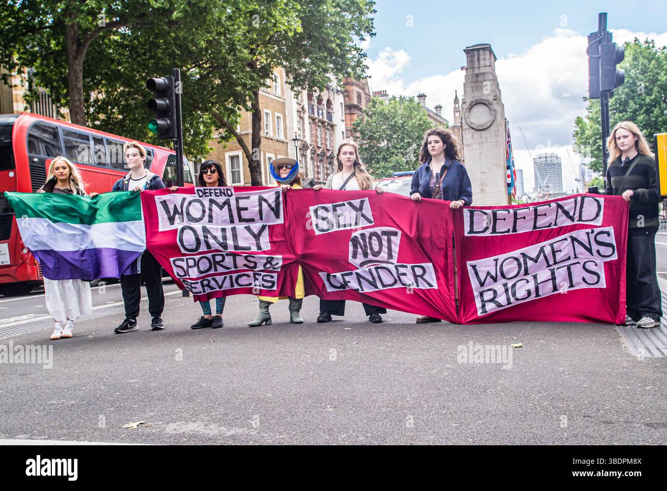 London, England, Großbritannien. Mai 2025. London, Vereinigtes Königreich, 25. Mai 2025. Standing for Trans Rights, Protest gegen die Unterdrückung der Transpeople in Großbritannien, durchquert das Londoner Stadtzentrum von Marble Arch zur White Hall sieben TERFs, transausschließende radikale Feministin, warten mit ihren Plakaten in der White Hall auf sie. (Kreditbild: © Sabrina Merolla/ZUMA Press Wire) NUR REDAKTIONELLE VERWENDUNG! Nicht für kommerzielle ZWECKE! Stockfoto