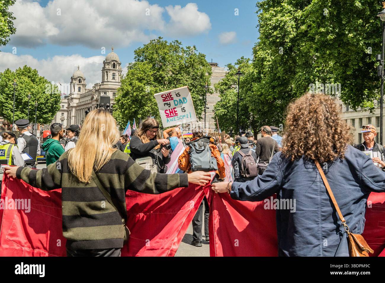 London, England, Großbritannien. Mai 2025. London, Vereinigtes Königreich, 25. Mai 2025. Standing for Trans Rights, Protest gegen die Unterdrückung der Transpeople in Großbritannien, durchquert das Londoner Stadtzentrum von Marble Arch zur White Hall sieben TERFs, transausschließende radikale Feministin, warten mit ihren Plakaten in der White Hall auf sie. (Kreditbild: © Sabrina Merolla/ZUMA Press Wire) NUR REDAKTIONELLE VERWENDUNG! Nicht für kommerzielle ZWECKE! Stockfoto
