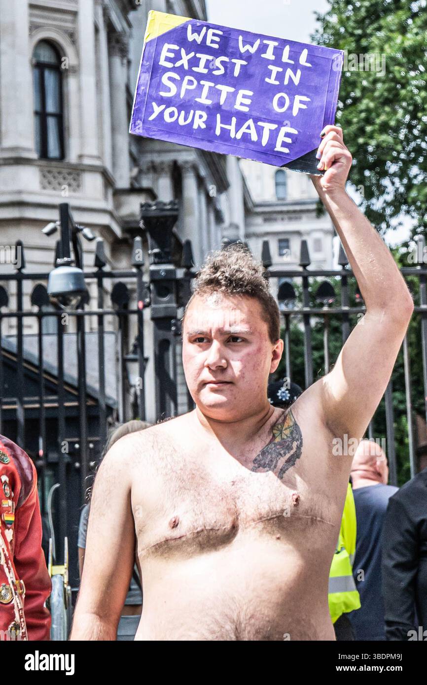 London, England, Großbritannien. Mai 2025. London, Vereinigtes Königreich, 25. Mai 2025. STAND, Standing for Trans Rights, Protest, bürgen für Inklusion und Sichtbarkeit gegen die Unterdrückung von Transpeople in Großbritannien, durchquert London City Centre vom Marble Arch bis zur White Hall. Da der Einfluss amerikanischer Anti-Trans-Lobbys auf die britische Politik von Tag zu Tag stärker wird, finden an diesem Wochenende im ganzen Vereinigten Königreich zahlreiche Proteste gegen Transrechte statt. Heute ist auch der Jahrestag von Alice Litmans Tod durch Selbstmord. Im Alter von 20 Jahren hatte sie bereits fast drei Jahre auf die nächste Woche gewartet Stockfoto