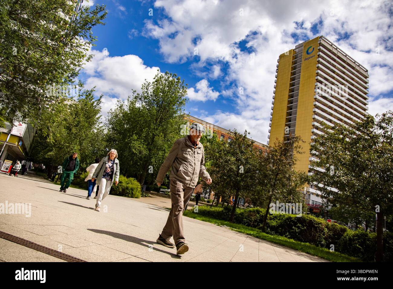 Menschen am Helene-Weigel-Platz - Marzahn zwei Tage nach der Europäischen Wahlen in Berlin am 11. Juni 2024. Marzahn nach der EU Wahlen *** Menschen am Helene Weigel Platz Marzahn zwei Tage nach den Europawahlen in Berlin am 11. Juni 2024 Marzahn nach den EU-Wahlen Stockfoto