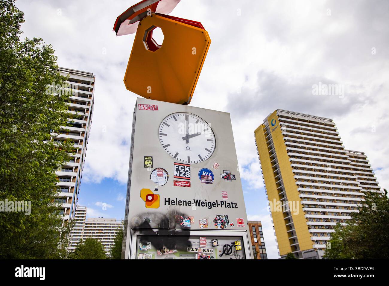 Helene-Weigel-Platz - Marzahn zwei Tage nach der Europäischen Wahlen in Berlin am 11. Juni 2024. Marzahn nach der EU Wahlen *** Helene Weigel Platz Marzahn zwei Tage nach den Europawahlen in Berlin am 11. Juni 2024 Marzahn nach den EU-Wahlen Stockfoto
