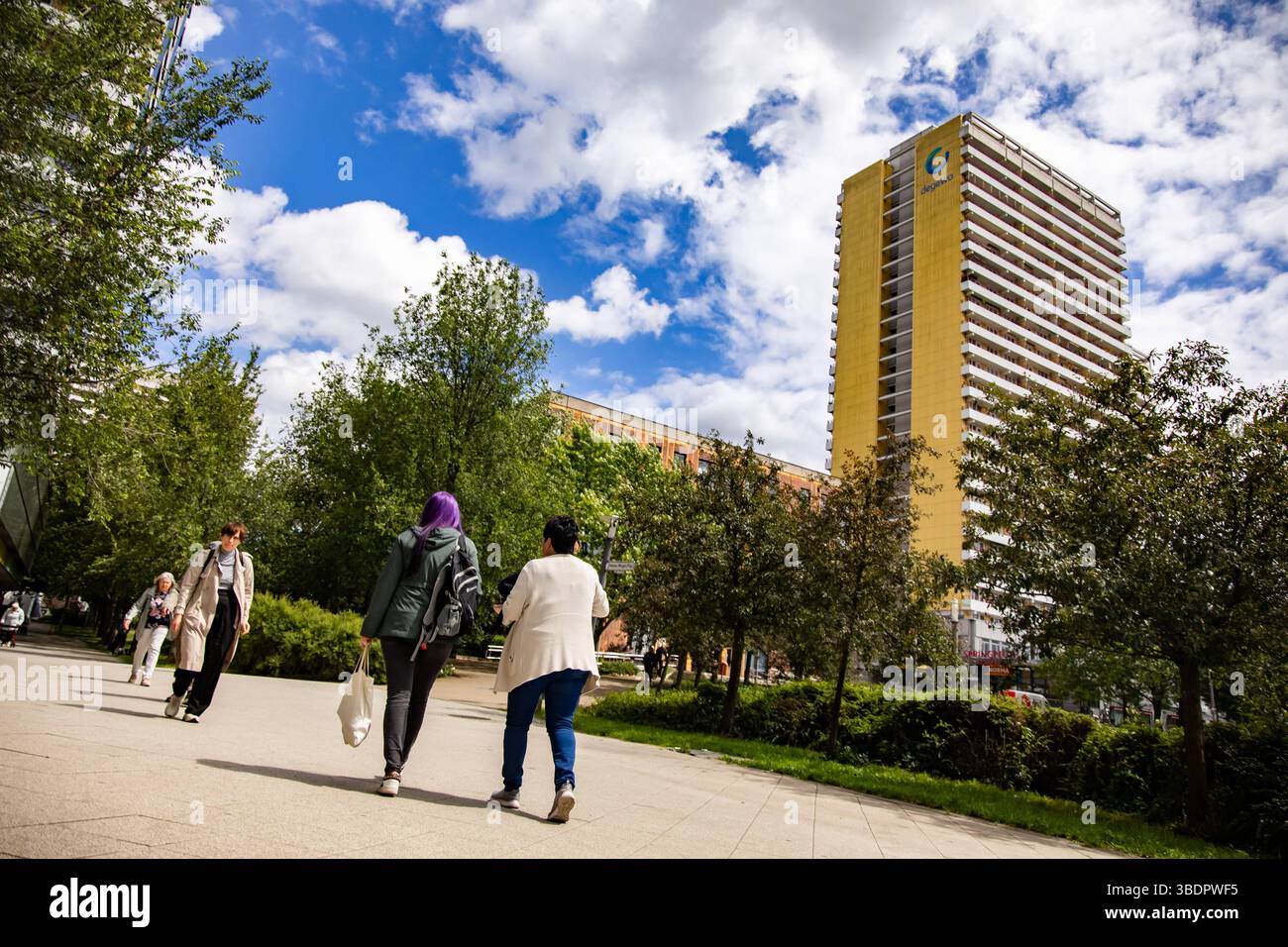 Menschen am Helene-Weigel-Platz - Marzahn zwei Tage nach der Europäischen Wahlen in Berlin am 11. Juni 2024. Marzahn nach der EU Wahlen *** Menschen am Helene Weigel Platz Marzahn zwei Tage nach den Europawahlen in Berlin am 11. Juni 2024 Marzahn nach den EU-Wahlen Stockfoto