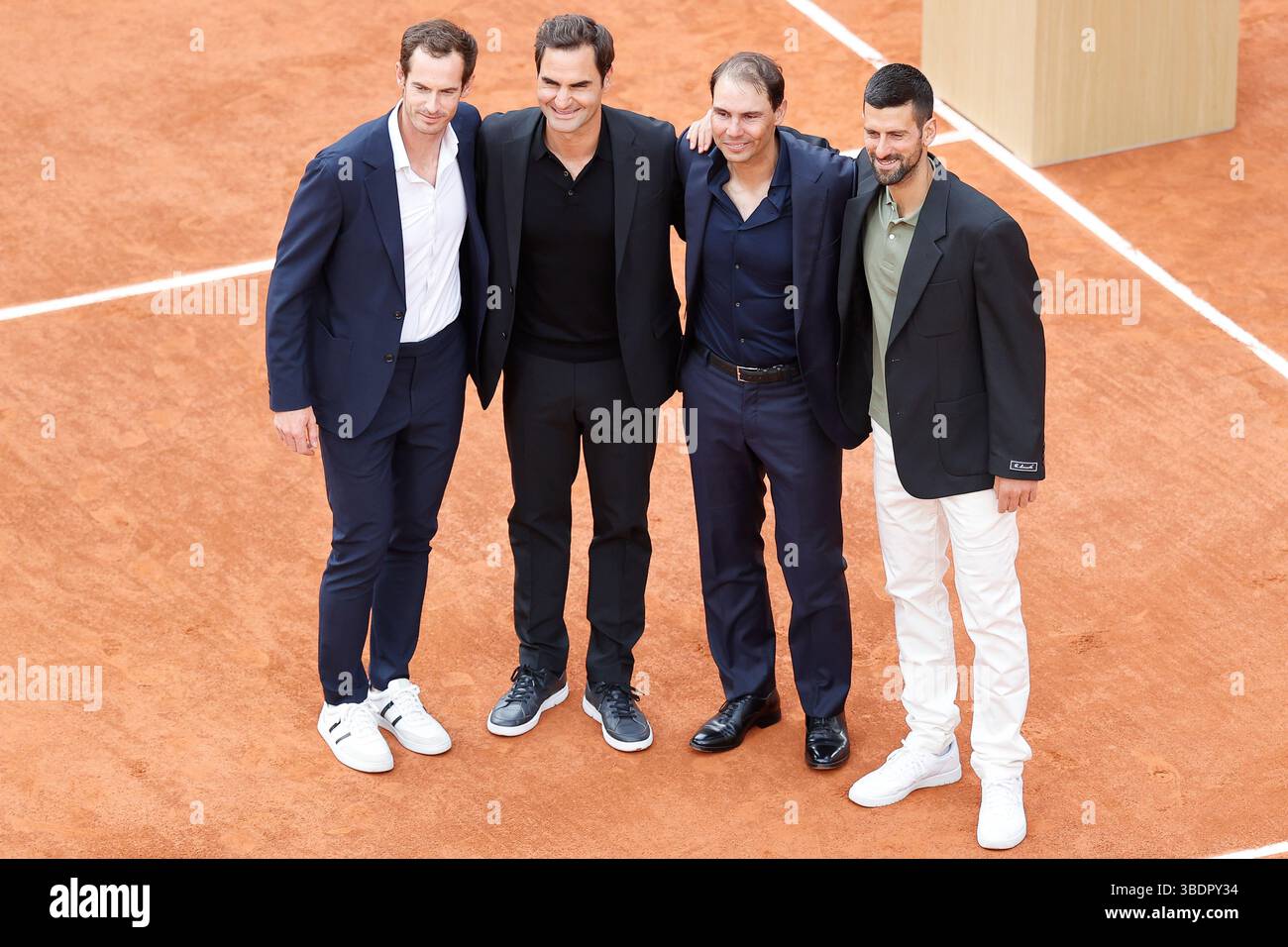 Paris, Paris, Frankreich. Mai 2025. Novak Djokovic, Roger Federer, Rafael Nadal, Andy Murraydpose für Fotografen, die die Tribut-Zeremonie an Rafael Nadal beim Tennis Grand Slam von Roland Garros 2025 im Roland Garros Stadium am 25. Mai 2025 feiern.Paris - Frankreich (Bild: © Loic Baratoux/ZUMA Press Wire) NUR REDAKTIONELLE VERWENDUNG! Nicht für kommerzielle ZWECKE! Quelle: ZUMA Press, Inc./Alamy Live News Stockfoto