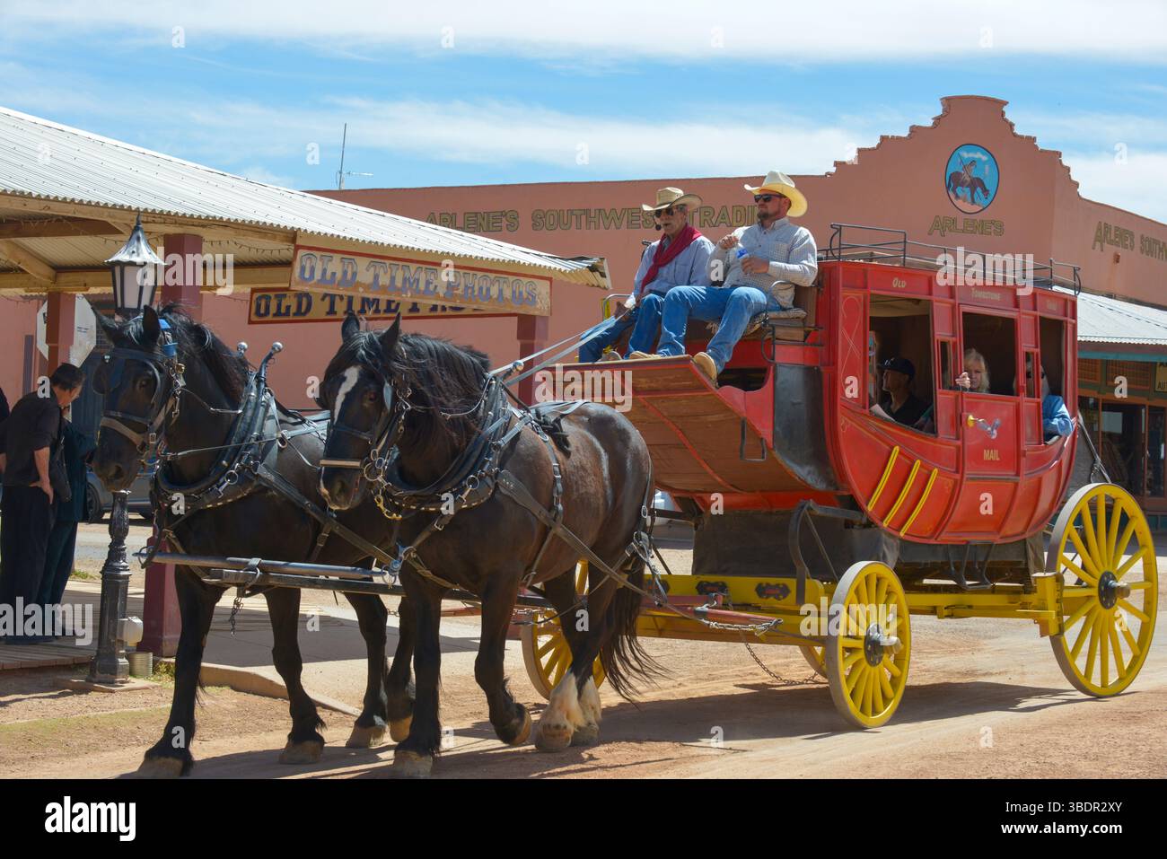 Tourist Stagecoach auf seiner Route um Tombstone, Arizona Stockfoto