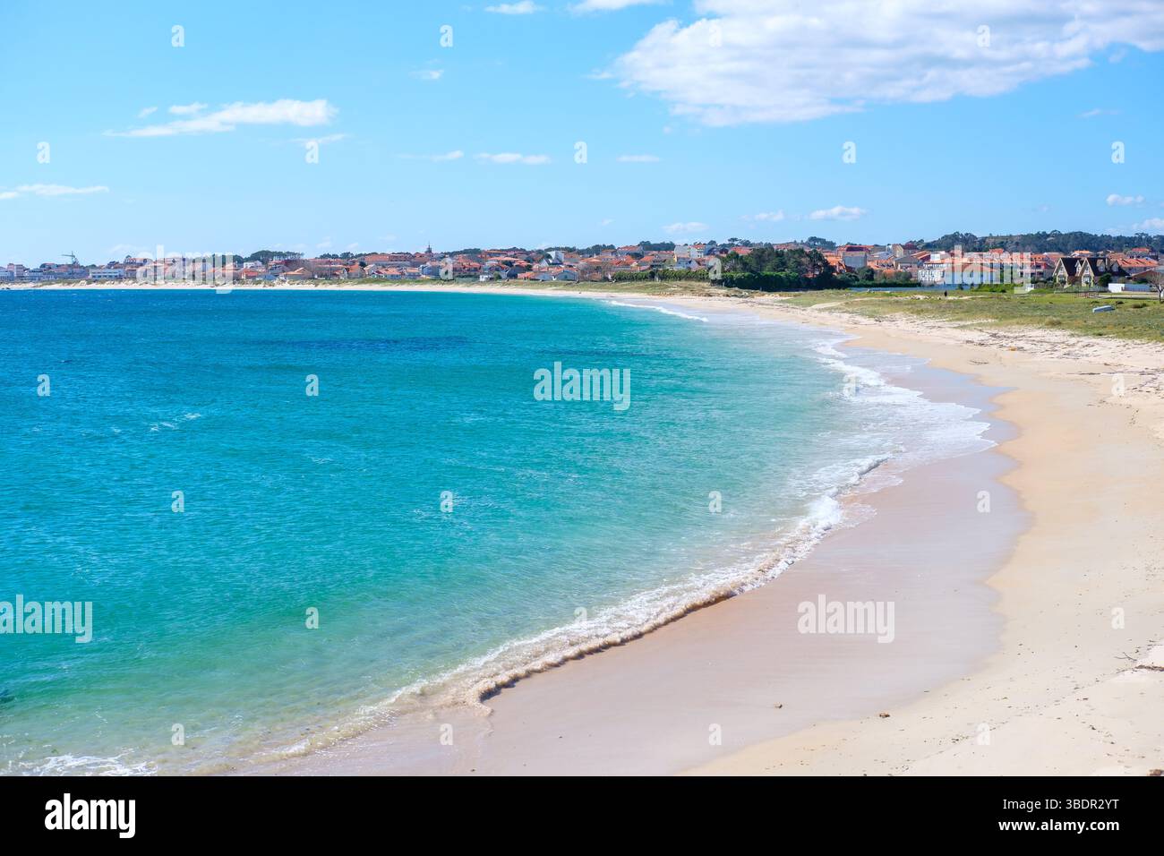 Blick auf einen Strand in Aguiño, Ribeira, Provinz Coruña. Galicien, Spanien Stockfoto