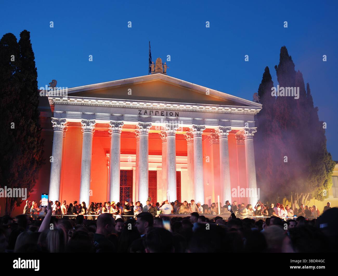 Athen, Griechenland - 3. Mai 2025: Die Zappeion-Halle in Athen wurde nachts beleuchtet, während sich während des Stadtfestes 2025 eine Menschenmenge versammelte Stockfoto Athen, Griechenland - 3. Mai 2025: Die Zappeion-Halle in Athen wurde nachts beleuchtet, während sich während des Stadtfestes 2025 eine Menschenmenge versammelte Stockfoto