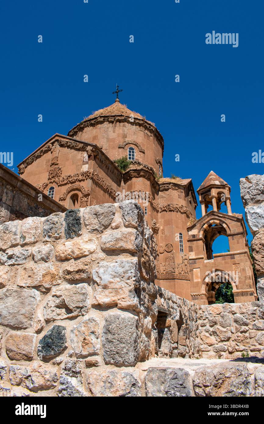 Türkei: Die Kathedrale des Heiligen Kreuzes (Akdamar Adası Kilisesi) auf der Insel Akdamar im Van-See, eine mittelalterliche armenisch-apostolische Kathedrale Stockfoto
