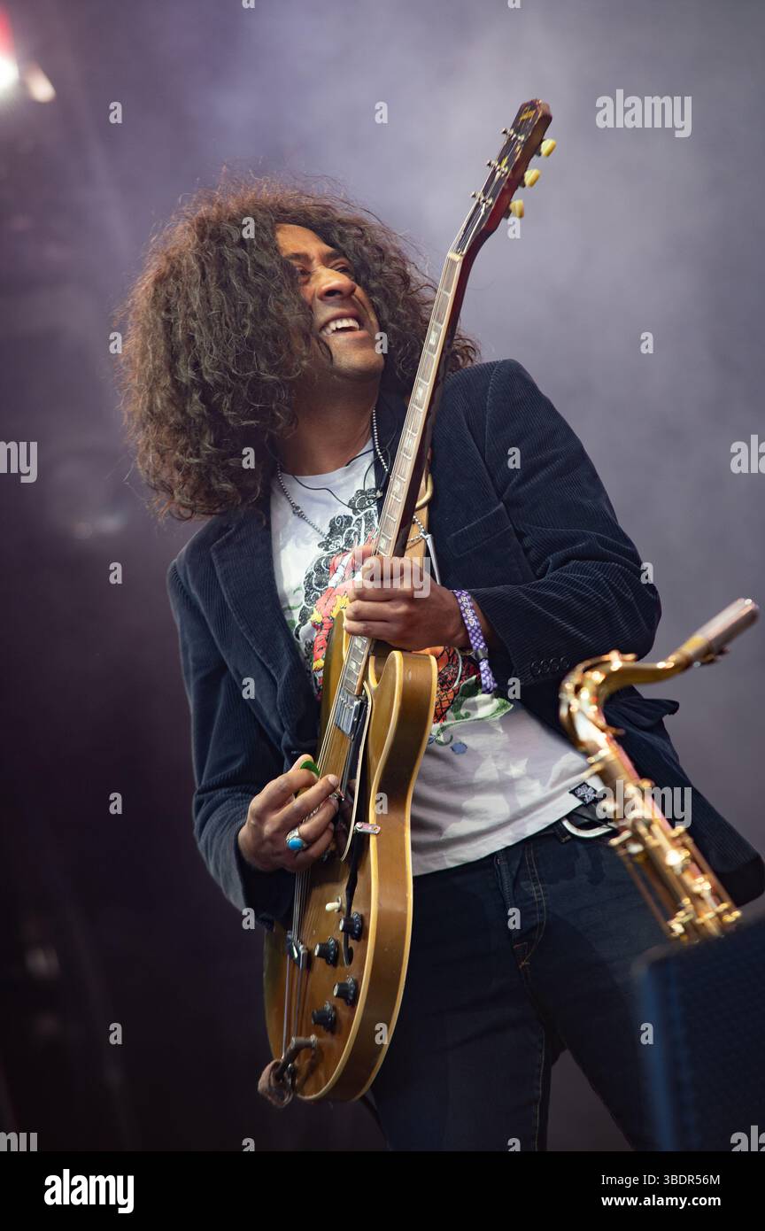 Stevenage, Hertsfordshire, England. Mai 2025. Die Zutons treten im Lamex Stadium vor Richard Ashcroft am dritten Tag des SMR 25 Festivals auf. Cristina Massei/Alamy Live News Stockfoto