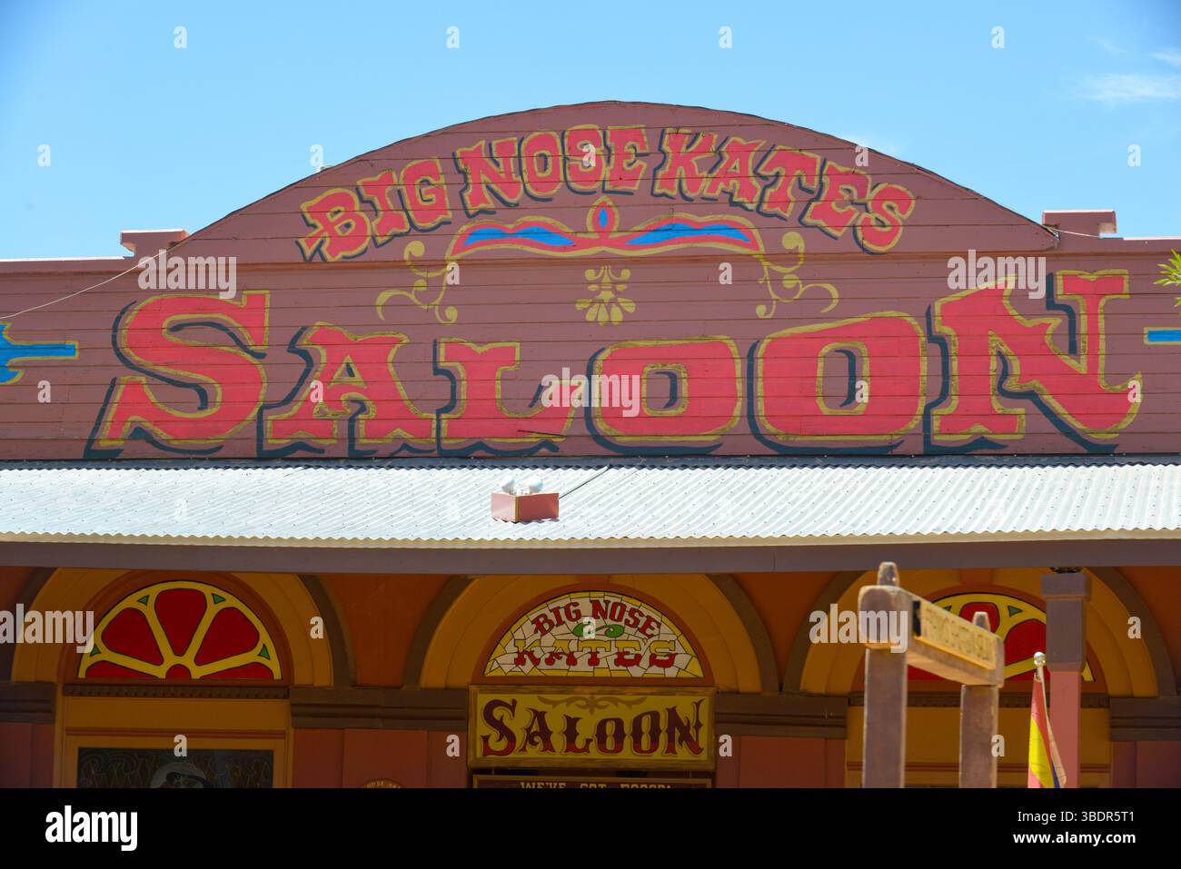 Schilder über dem Kopf vor dem Big Nose Kate's Saloon auf der Allen Street in Tombstone, Arizona Stockfoto