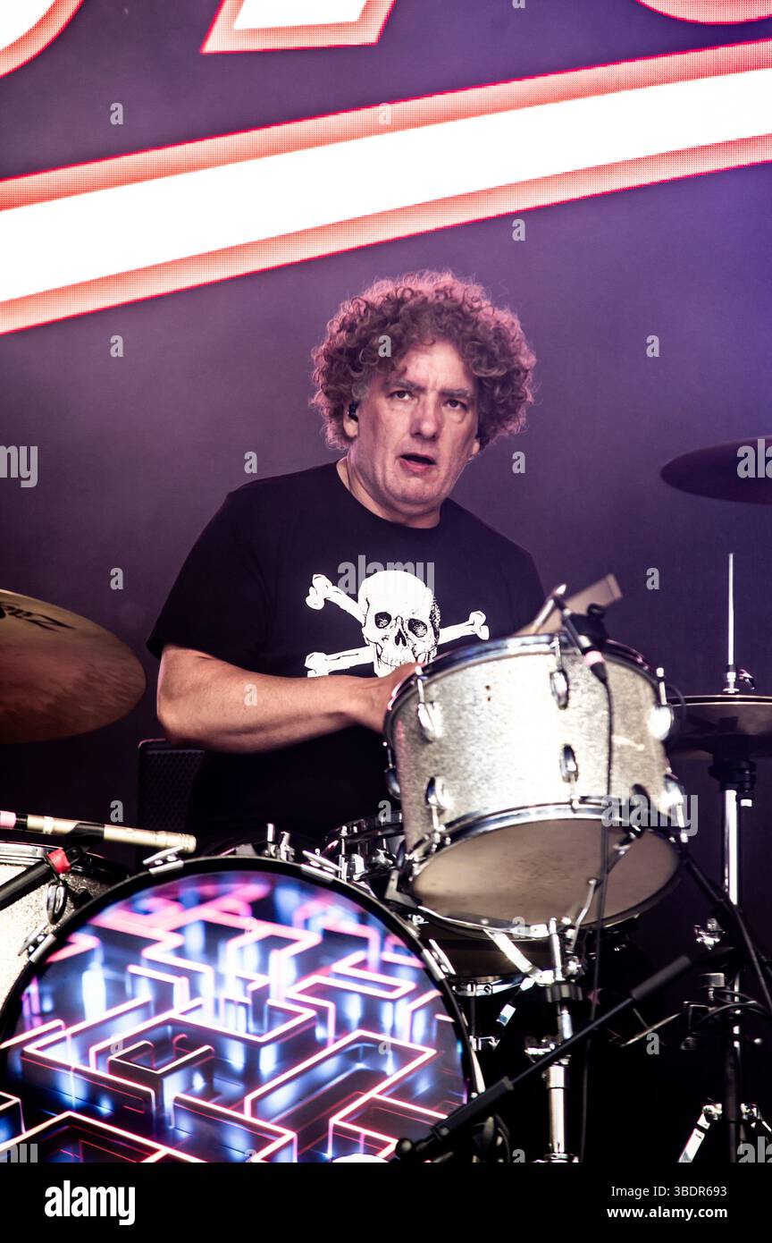 Stevenage, Hertsfordshire, England. Mai 2025. Die Zutons treten im Lamex Stadium vor Richard Ashcroft am dritten Tag des SMR 25 Festivals auf. Cristina Massei/Alamy Live News Stockfoto