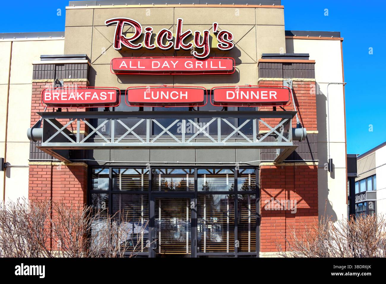 Edmonton Alberta - 3. April 2025: Ricky's All Day Grill ist eine Restaurantkette im Westen Kanadas. Stockfoto