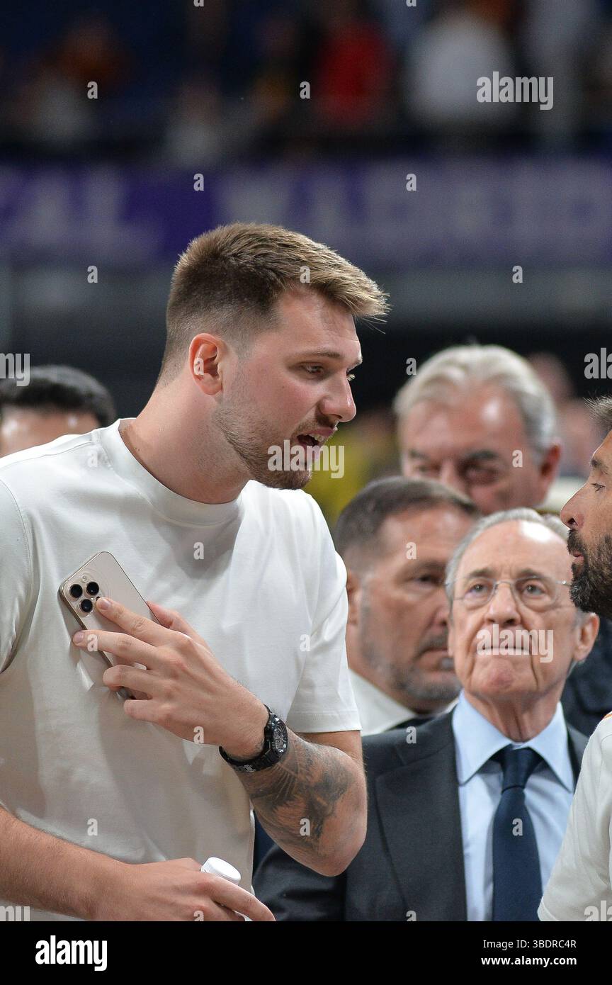 Luka Djokovic spielte während des Basketballspiels der Liga ACB zwischen Real Madrid und Coviran Granada am 25. Mai 2025 in der Movistar Arena in Madrid Stockfoto