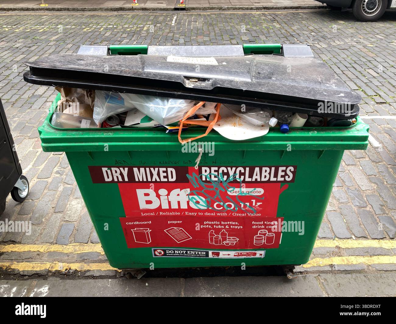 Mülltonnen für gemischte Recyclingabfälle in einer Edinburgh Street, Schottland, Großbritannien - Smartphone-aufgenommenes Stockfoto