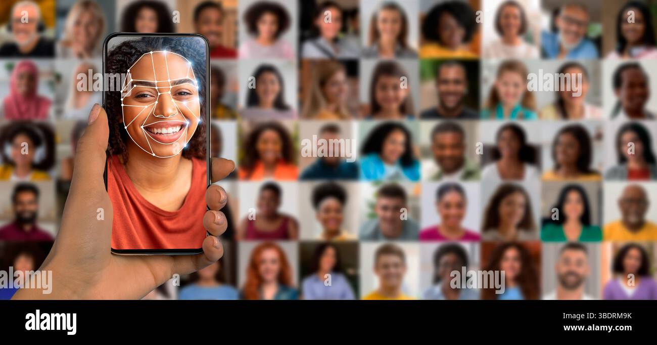 Eine Person verwendet ein Smartphone, um ihr Gesicht zur Identifizierung zu scannen Stockfoto