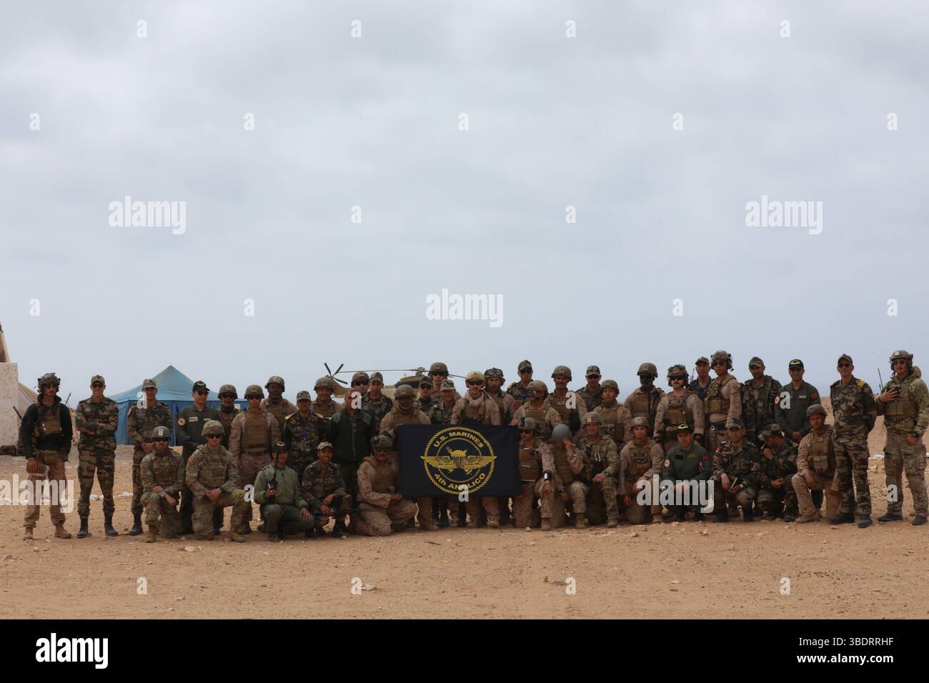 US-Marines, die der 4th Air Naval Gunfire Liaison Company (ANGLICO), der Force Headquarters Group, der Marine Forces Reserve zugewiesen sind, posieren für ein Foto bei African Lion 2025 (AL25) in Tan Tan Tan, Marokko, 20. Mai 2025. Das Training in strengen, multinationalen Umgebungen verbessert das Muskelgedächtnis und erhöht die Letalität für zukünftige Operationen. AL25, die größte jährliche militärische Übung in Afrika, bringt mehr als 50 Nationen zusammen, darunter sieben NATO-Verbündete und 10.000 Soldaten, um realistische, dynamische und kollaborative Schulungen in einem strengen Umfeld durchzuführen, das mehrere geografische und funktionale Kommatanten überschneidet Stockfoto