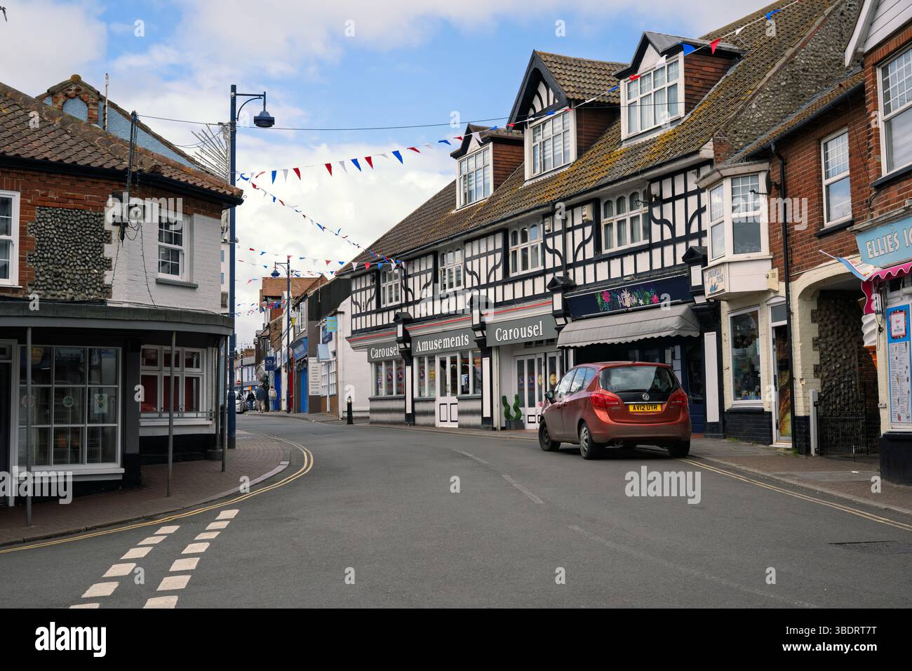Ein ruhigerer Blick auf die Sheringham High Street, bevor die Käufer ankamen. Sheringham, Norfolk, Großbritannien Stockfoto