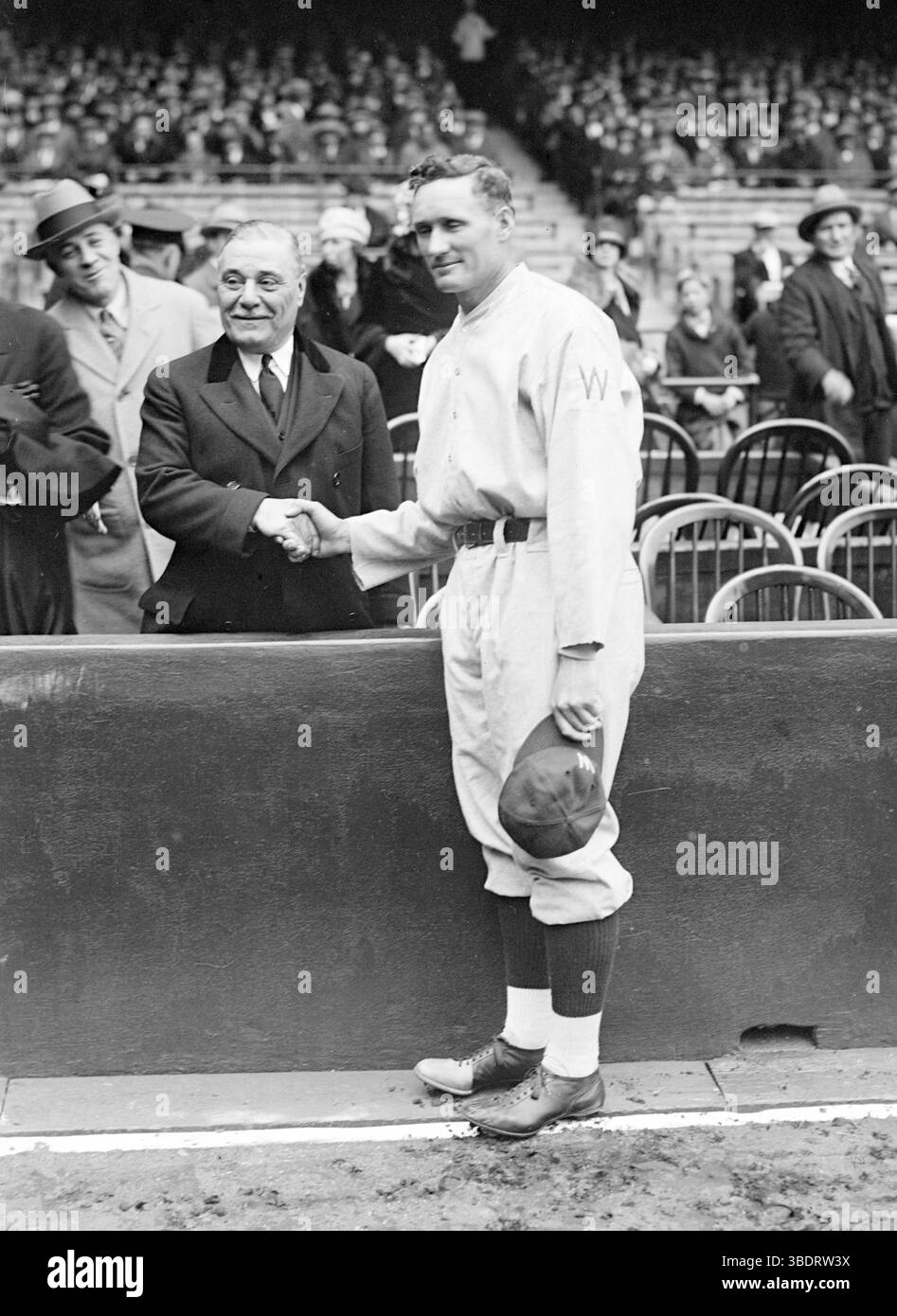 Jacob Ruppert Jr. (1867–1939) US-amerikanischer Besitzer der New York Yankees der Major League Baseball von 1915 bis 1939. Jacob Ruppert mit Baseballspieler Walter Johnson Stockfoto